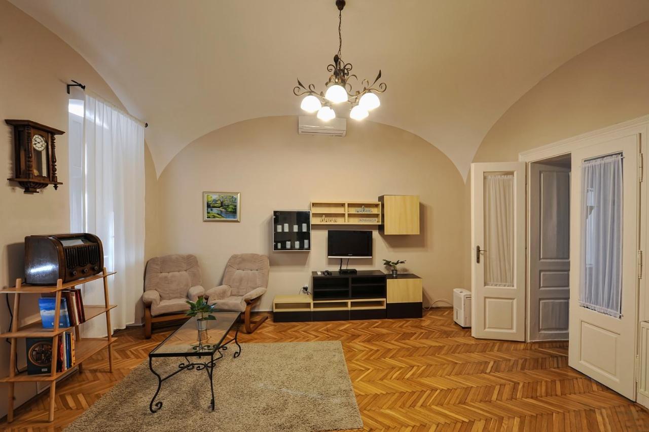 Demetrovics Udvarhaz Eger Exterior foto